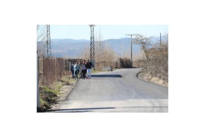 Carretera de acceso a Dehesas. ANA F. BARREDO