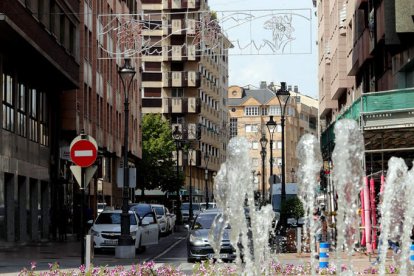 Los operarios ya han comenzado a colocar la iluminación festiva de calle en Ponferrada. ANA F. BARREDO