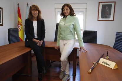 Milagros Benéitez (PP) y Reyes Sarmiento (PSOE) en el salón de plenos. RAMIRO