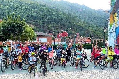 El ciclismo también fue protagonista en las calles de Ciñera. DL