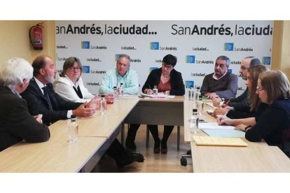 La alcaldesa, Camino Cabañas, durante la reunión con Serfunle en el Ayuntamiento. DL