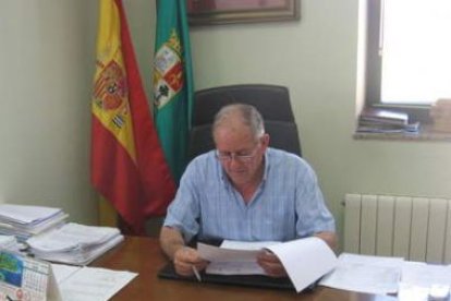 El alcalde roblano, José Luis García, ayer en su despacho durante la rueda de prensa.