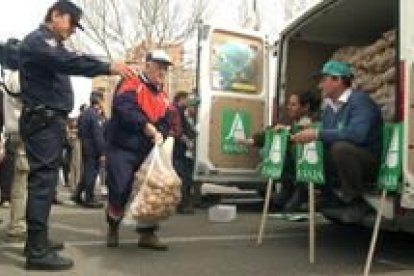 En la foto, un momento del reparto que tuvo lugar ayer frente a la feria Alimentaria en Valladolid