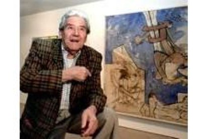 Roberto Matta junto a una de sus obras en una de sus últimas exposiciones