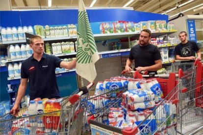 Protesta de ganaderos franceses contra Lactalis en un supermercado.