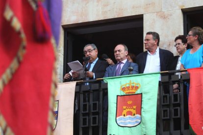 José Manuel Martínez Rodríguez, ayer junto al alcalde, José Manuel Otero.