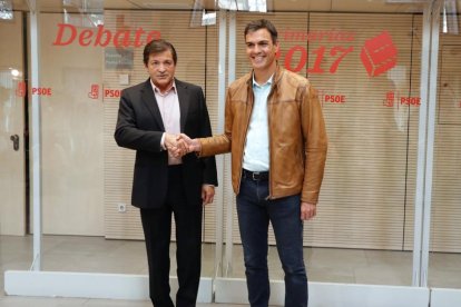 Imagen de archivo de Pedro Sánchez con Javier Fernández en 2017.