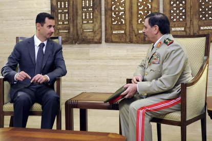 El presidente Al Asad junto al nuevo ministro de Defensa, el general sirio Fahd Yasem al Freich.