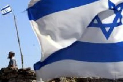 Un colono israelí vigila sus posesiones en territorio ocupado