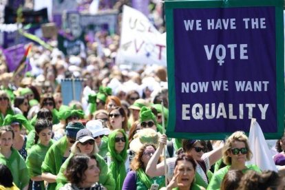 Momento de la manifestación por el centenario del sufragio femenino, a su paso por Picadilly, este domingo en Londres.