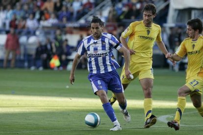 La Deportiva sólo ha recibido una vez al Cádiz y perdió 1-3 en un duelo que acabó con siete futbolistas.