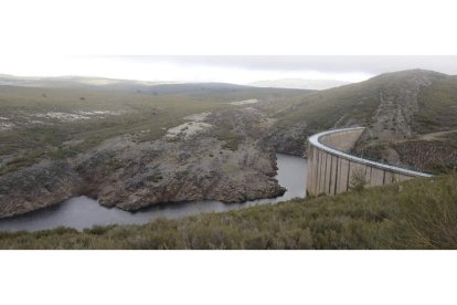 Imagen que presentaba ayer la zona del embalse de Villagatón, con la presa a la derecha. RAMIRO