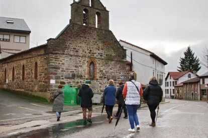 Los vecinos se concentraron este martes frente a la iglesia para exigir la expulsión del párroco. ICAL