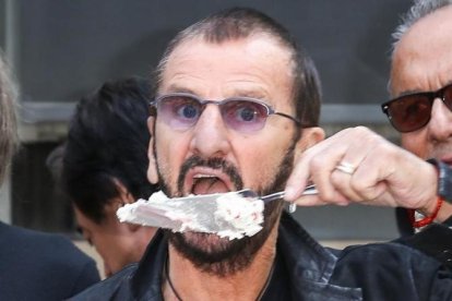 Ringo Starr celebra su 76 cumpleaños con un mensaje de paz y amor.