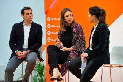 El presidente de Ciudadanos, Albert Rivera; la responsable del Área de Energía y Medio Ambiente, Melisa Rodríguez (c), y la cabeza de lista a las elecciones generales por Valladolid, Soraya Mayo, en el gran acto de Cs en Madrid el miércoles.