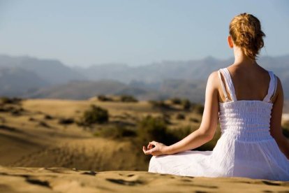 Una mujer meditando. AGENCIAS