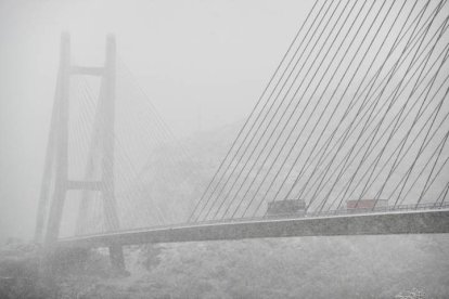 Nevada en el puente Fernández-Casado, en la AP-66 León-Asturias. JESÚS F. SALVADORES