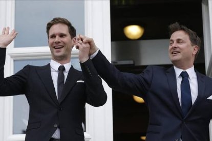 El primer ministro de Luxemburgo, Xavier Bettel (derecha), junto a su marido en Luxemburgo.