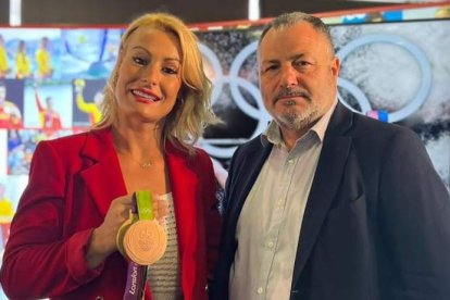 Lidia Valentín junto a Eduardo Morán, alcalde de Camponaraya. DL