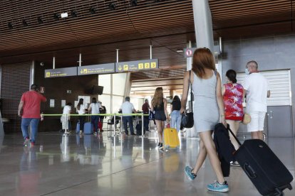 Imagen de un embarque en el aeropuerto de León. ARCHIVO