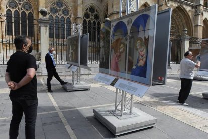 Los cuadros del Museo del Prado tomaron la plaza de Regla, en una exposición poco habitual. J. CASARES