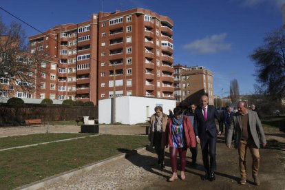 José Antonio Díez y Camino Cabañas visitan los nuevos huertos urbanos de la avenida San Ignacio de Loyola. FERNANDO OTERO