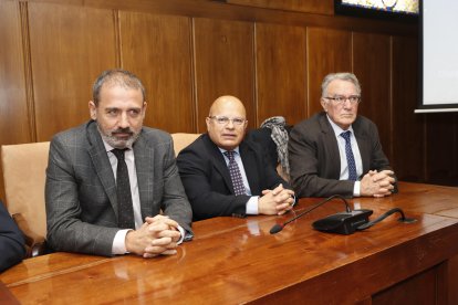 Xavier Flores, esta mañana en Ponferrada junto al subdelegado del Gobierno y el alcalde de El Barco. L. DE LA MATA