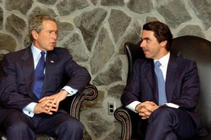 El expresidente español José María Aznar, junto al estadounidense George W. Bush en el 2003, en las Islas Azores.