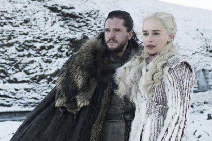 Kit Harington y Emilia Clarke como Jon Snow y Daenerys Targaryen.