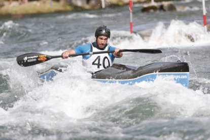 El palista leonés Guillermo Fidalgo es doble campeón de España de K-1 en aguas bravas. JESÚS F. SALVADORES