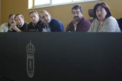 Parte del equipo de Gobierno de Sariegos escucha las explicaciones de la oposición durante un pleno