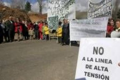 Las manifestaciones contra la línea de alta tensión cuentan con gran respaldo vecinal en la montaña