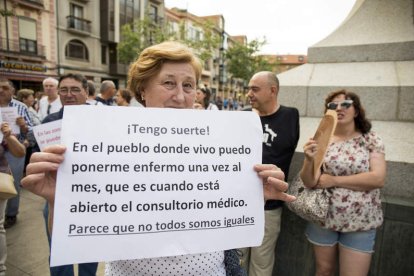 El sindicato defiende el derecho a un buen acceso a los servicios públicos sanitarios. FERNANDO OTERO