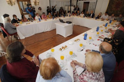 Diez, presidiendo la mesa, con los representantes de la treintena de asociaciones y entidades. RAMIRO