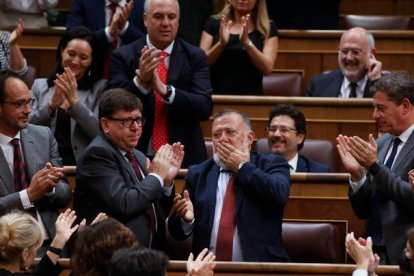 El diputado socialista Herminio Sancho, agredido a la salida del Congreso, recibe el apoyo de sus compañeros. HIDALGO