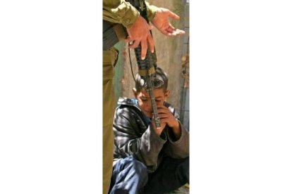 Un soldado israelí vigila a un niño palestino de 9 años detenido en Gaza