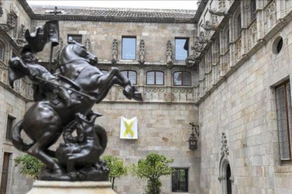 Lazo amarillo en el Pati dels Tarongers del Palau de la Generalitat.