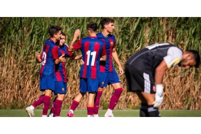 Percan celebra con los compañeros su segundo gol con el Barcelona Atlètic. FC BARCELONA