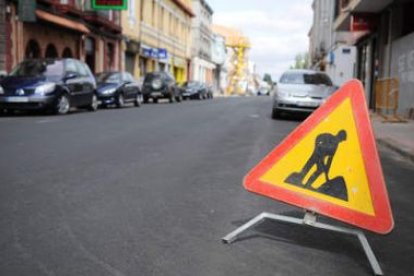 Vista de las obras de pavimentación en la calle La Bañeza de Veguellina de Órbigo.