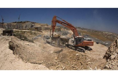 Grúa en las obras de construcción de unos apartamentos para israelíes en Jerusalén Este, un asentamiento judío en territorio palestino, el pasado martes.