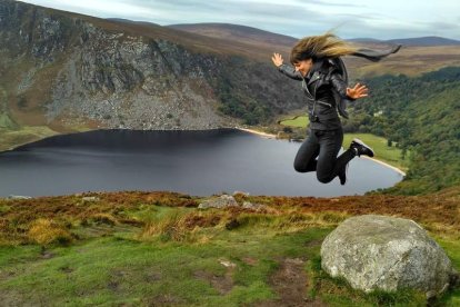 Ana Rabanal en Lough Tay, un pintoresco y pequeño lago situado en una propiedad privada en las montañas Wicklow, en «una de las partes más bonitas de Irlanda», dice. esta joven leonesa.