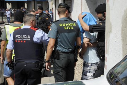 Guardia Civil y Mossos d Esquadra se llevan a un detenido en Ripoll. /