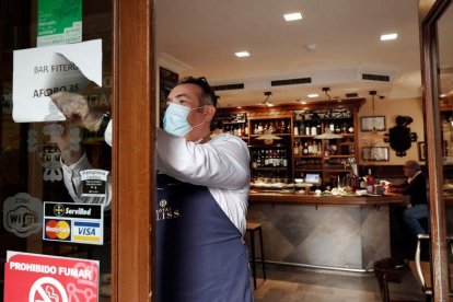 En el interior de los bares es obligatorio el uso de la mascarilla. JESÚS DIGES