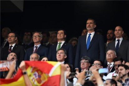 El Rey Felipe, en el centro del palco del Benito Villamarín.