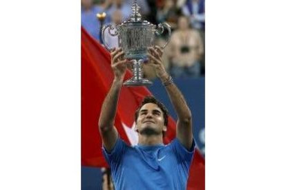 Federer levanta el trofeo del campeón del Abierto de EE.UU.