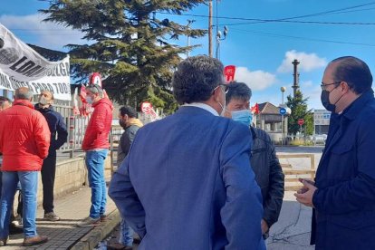 Morala (izquierda), ayer con el presidente del comité de Roldán, antes de llamar luego a la empresa. DL