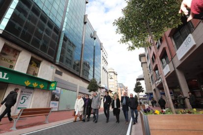 El alcalde recorrió Gómez Núñez junto a varios concejales.