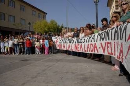 Las manifestaciones contra el tendido de la Lada-Velilla han sido constantes en todo este tiempo