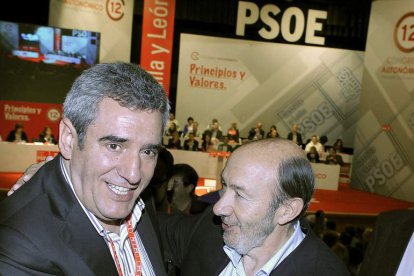 Villarrubia saluda a Pérez Rubalcaba tras ser elegido secretario de los socialistas de Castilla y León.