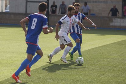 Antonio Martínez se lleva un balón en el campo de Merkatondoa el 4 de septiembre de 2016, la última vez que lo visitó la Cultural. LOF